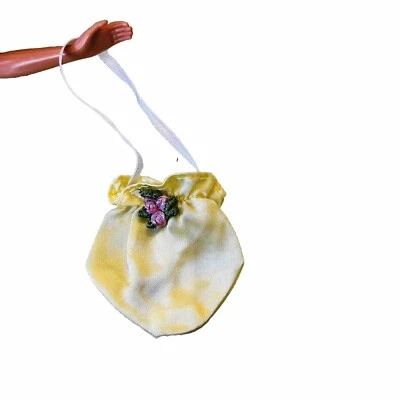 Lencería satinada amarilla bolsa de pijama acento floral primera Barbie vintage cierre abierto Foto 1 de 2