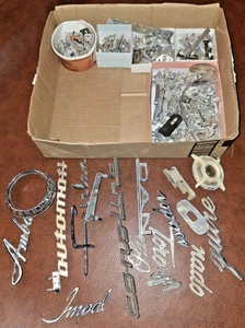 Huge Lot of Assorted Vintage OEM Car Parts- Badges,Names,Emblems-Chevy/Ford/GMC+ - Foto 1 di 2