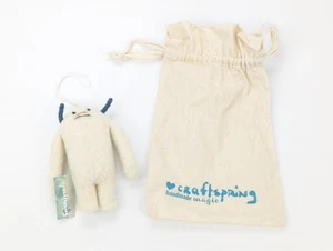 NUEVO CON ETIQUETAS Artesanal Primavera Fieltro Navidad Yeti/Abominable Muñeco de Nieve Adorno 5" - Imagen 1 de 3