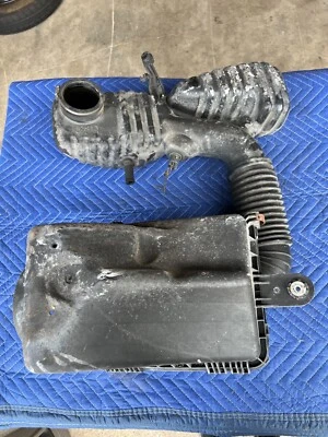 2002-2007 Saturn Vue Air Box Air Cleaner Assembly 15776169 OEM #618EM - Image 1 of 4