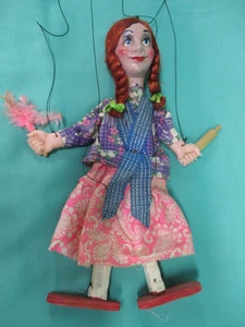 Vintage Marionette Mädchen mit Nudelholz & Staubwedel 14" groß - Bild 1 von 4