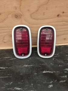 Par de luces traseras para camioneta Chevy 1960 1966 OEM - Imagen 1 de 10