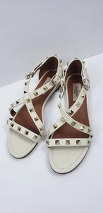 Nuovi sandali piatti Valentino Garavani Rockstud in pelle con borchie incrociate e cinturino TG36 - Foto 1 di 10