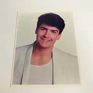 Prensa Publicidad Fotografía Charlie Sheen Joven Actor Películas TV Chaqueta Blanca De Colección - Imagen 1 de 2
