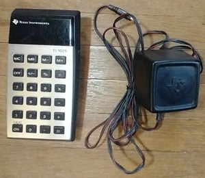 Vintage Texas Instruments TI-1025 Taschenrechner & Transformator (5-7/16""x2-3/4"") - Bild 1 von 9