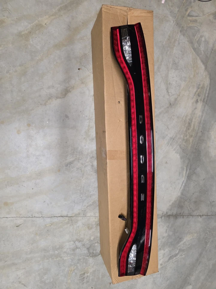 Apliques de luz trasera Dodge Dart 2012-2015 luz trasera de maletero no LED 68100684AD OEM Foto 1 de 4
