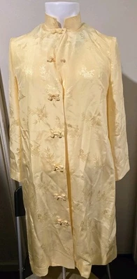 Vestido de anfitriona de seda amarillo chino de la dinastía de los años 50 vintage con etiqueta talla mediana Foto 1 de 4