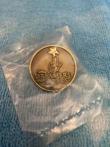Walt Disney Dreamers and Doers Pin goldfarbene Anstecknadel sehr selten zu finden 1 1/4" - Bild 1 von 3