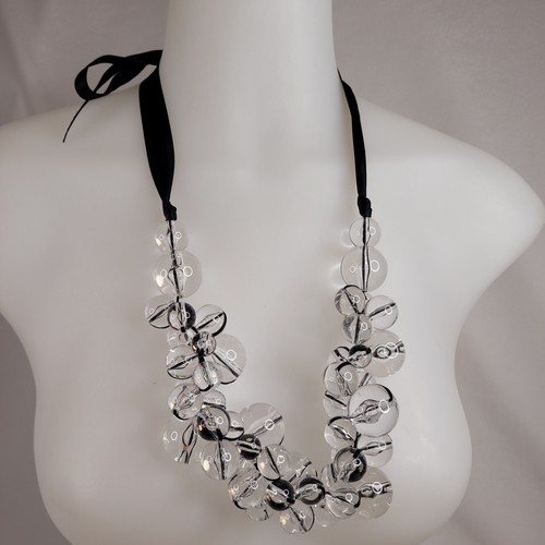 VETEMENTS Collana bigiotteria moda perline acriliche lucite trasparenti nastro nero cravatta regolabile