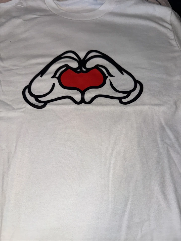 Camiseta DTF Juvenil Personalizada - Disney Mickey Hands Love - Corazón Foto 1 de 1