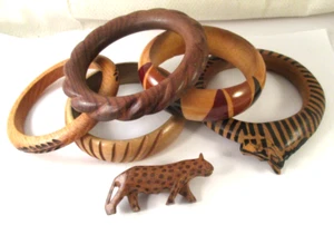 5 BRACCIALI BRACCIALETTI VINTAGE ETNICI LEGNO INTAGLIATO 1 ZEBRA + SPILLA LEOPARDO - Foto 1 di 12
