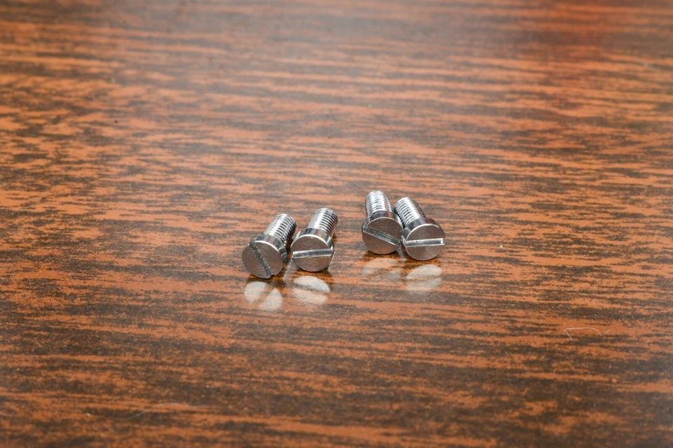 MOLTO BELLO! VITI MACCHINA CROMATE COSMETICHE PER VETRINETTA VETRO ICOM IC-R7000 - Immagine 1 di 1