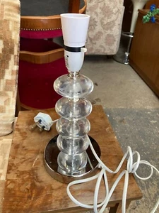 Tisch-Beistellleuchte aus Kunstglas mit Chromfuß - Bild 1 von 4