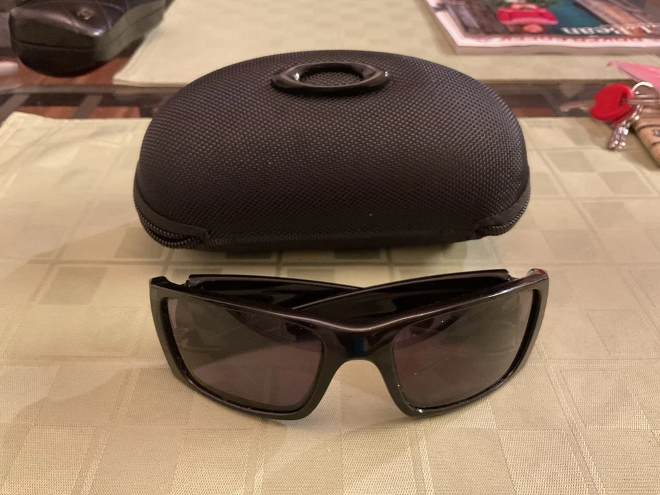 Gafas de sol Oakley Fuel Cell OO9096-01 pulidas y mate negras + grises lentes Foto 1 de 4