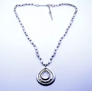 Collar ajustable KCR KENNETH COLE 2 tonos modernista tamaño círculo martillado tamaño - Imagen 1 de 5
