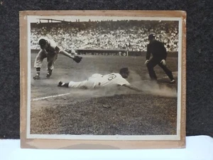 LARGE ORIGINAL 1948 / 1949 BOSTON BRAVES BOB ELLIOTT ACTION BASEBALL PHOTO - Picture 1 of 3