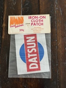 Patch vintage DATSUN AUTO ROSSO BIANCO BLU 4”x3” FERRO SU STOFFA - Foto 1 di 5