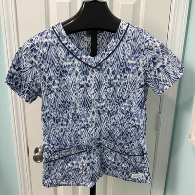Landau Women’s XS Ceil Blue White Navy Patterned Pocket V-Neck Scrub Top - Image 1 of 4