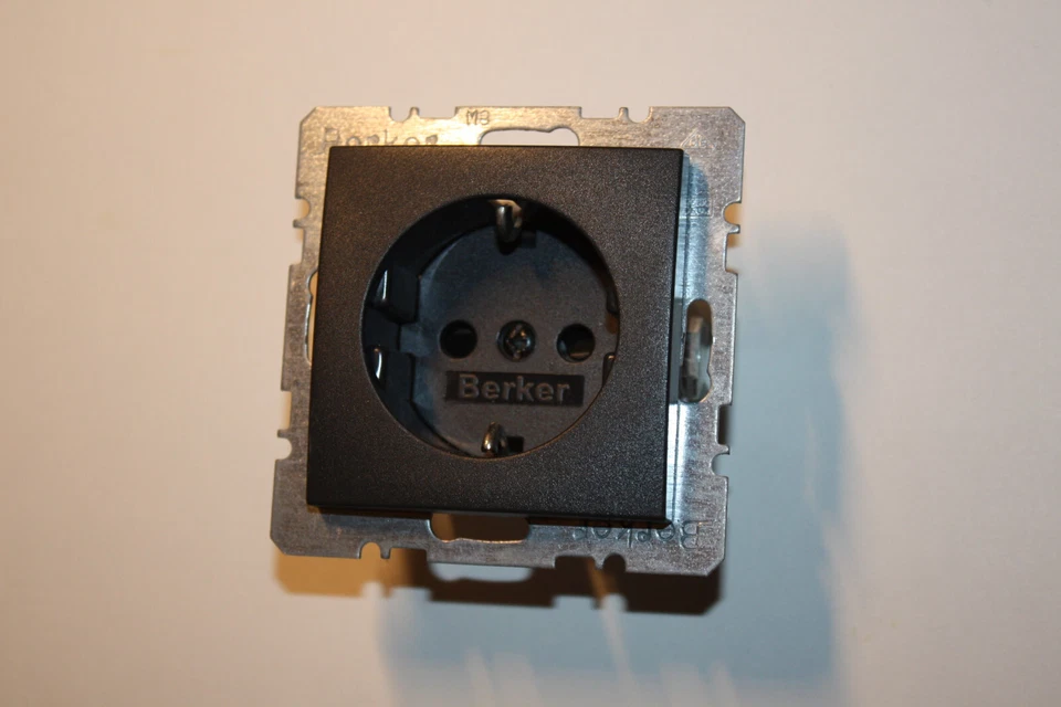 Berker S.1 B.1 B.3 B.7 Steckdose in anthrazit matt - Bild 1 von 1