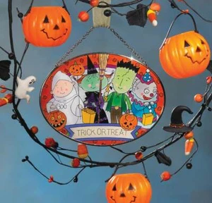 Joan Baker handbemalt Halloween Kunst Glas Sonnenfänger MO280 - Trick or Treat Kinder - Bild 1 von 2