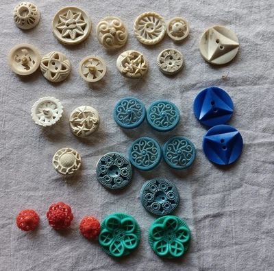 Vintage lot 3 Colt Blue White Blue Red Relief  Green plastic buttons - Image 1 of 4