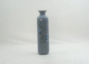 HERMOSO FLORERO ALTO DE PORCELANA PERIWINKLE CON BONITO DISEÑO FLORAL - Imagen 1 de 11