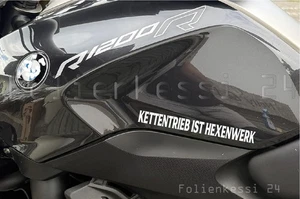 1 Aufkleber Motorrad Kardan "KETTENTRIEB IST HEXENWERK" 220 x 23 mm - Picture 1 of 5