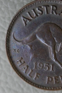 * 1951 HALF PENNY RAISED TRIANGULAR BLOB UNDER TAIL WIPED CLEAN #ZJN90 - Picture 1 of 10