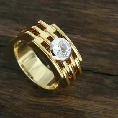 Anillo de compromiso para hombre enchapado en oro amarillo de 14 k con bisel de moissanita de corte redondo de 1,30 CTW Foto 1 de 4