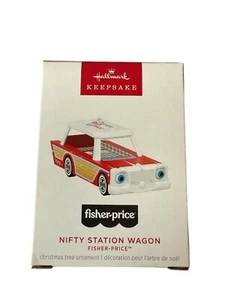 Hallmark 2024 Fisher Price NIFTY STATION WAGON ornamento ~ nuovo con scatola - Foto 1 di 2