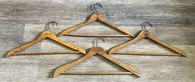 Lote de 4 colgadores de madera de colección Drake Hotel Chicago Hotel Gibson Cincinnati Lion Clothing Foto 1 de 4