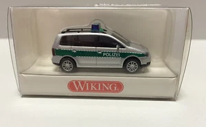 Wiking 104 28 32, policía VW Touran verde/plata, escala 1:87, H0, NUEVO en embalaje original - Imagen 1 de 2