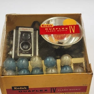 Kodak Duaflex IV Camera Outfit 1950's w Flash Unit 11 Bulbs & Original Box Vtg - Picture 1 of 22