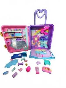 Polly Pocket Dolls Pollyville Resort Roll Away Playset - Foto 1 di 4