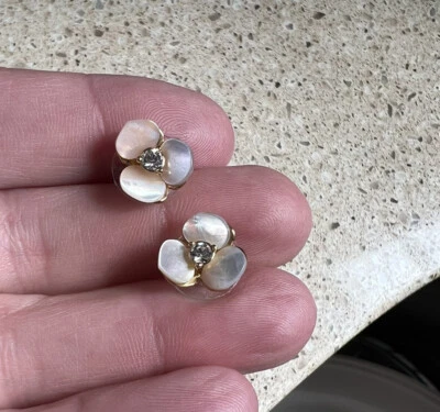 Серьги-гвоздики Kate Spade New York Disco перламутровая миниатюрная раковина маленькие - Изображение 1 из 4