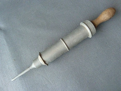 Ancienne seringue vétérinaire étain bois clystères art populaire french antique - Photo 1/2