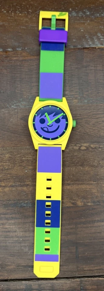 Raro Reloj de Cuarzo Diario NEFF Amarillo Púrpura Verde Azul 5ATM 42mm Batería Nueva Foto 1 de 4