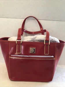 Dooney And Bourke Salem Lippenstift rot Lackleder goldene Nähte Handtasche Beuteltasche Neu mit Etikett! - Bild 1 von 16