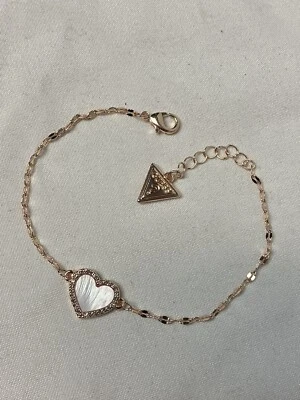Brazalete de cadena con corazón de diamantes de imitación en tono oro rosa Guess Foto 1 de 4