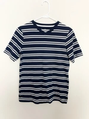 Camiseta Urban Pipeline Youth Boys tamanho G azul marinho listrada branca gola V manga curta - Imagem 1 de 4