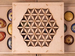 Caja de madera tablero rejilla cristales CHAKRA - Flor de la vida - Caja de cuidado personal, E1757 - Imagen 1 de 10