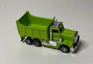 Camion elettrico vintage Tyco US-1 verde lime camion con cassone ribaltabile HO slot car - Foto 1 di 16