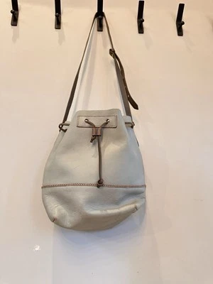 J. Bolso cubo Downing Crew de cuero, gris  Foto 1 de 4