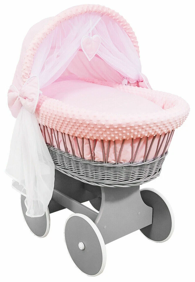 CULLA RUOTE IN VIMINI GRIGIO/CESTO IN MUSCHIO BAMBINO + BIANCHERIA DA LETTO COMPLETA Rosa/Fossetta - Immagine 1 di 1