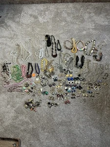 Lote de bisutería vintage 10 libras piezas surtidas coleccionismo, artesanía, disfraces - Imagen 1 de 22