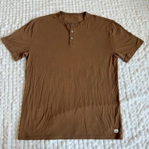 Vuori Strato Tech Kurzarm Henley Hemd - Nadelstreifen - braun / hellbraun - Größe XL - Bild 1 von 7