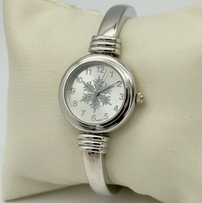 女士的银色圣诞冬季雪花铰边手镯手链手表运行 — 第 1/4 张图片