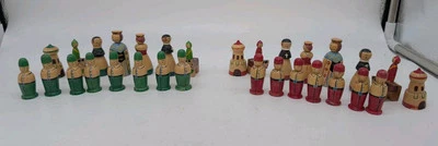 Juego de piezas de ajedrez de madera de arte popular europeo vintage sin tablero incompleto faltan 2 Foto 1 de 4