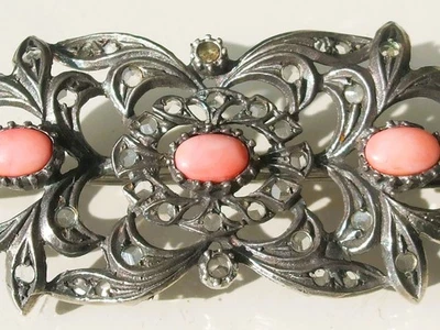 BELLE BROCHE ANCIENNE en ARGENT avec CABOCHON CORAIL et PETITE PIERRE BLANCHE - Photo 1/4