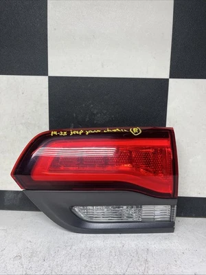 Luz trasera derecha Jeep Grand Cherokee 2014-2022 usada OEM 68368396AD Foto 1 de 4
